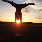 Sunset Handstand on Sporthocker / Ingo Pötschke